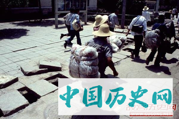 老照片：见证了我们成长的绿皮火车 1985年