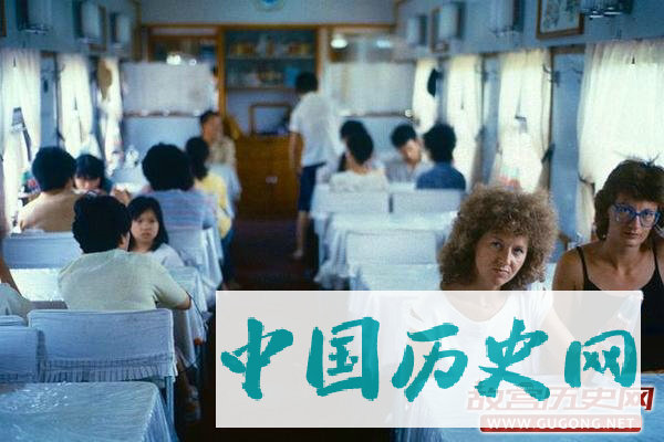 老照片：见证了我们成长的绿皮火车 1985年