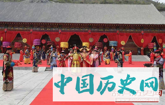 揭秘皇家子嗣性教育：边听淫叫边看春宫图