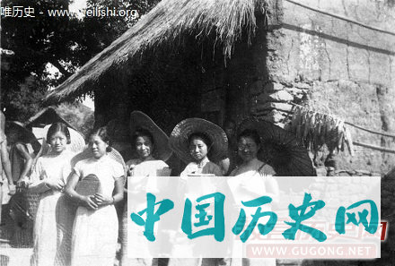 老照片：真实的女校学生