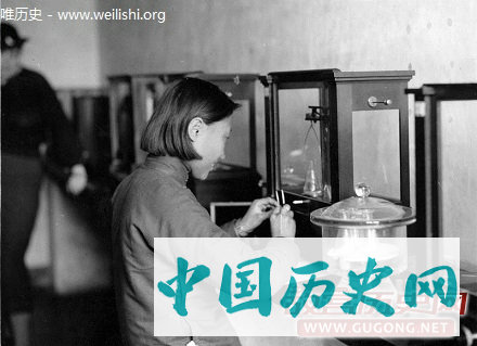 老照片：真实的女校学生