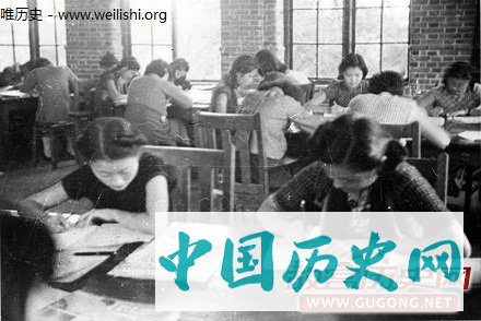 老照片：真实的女校学生