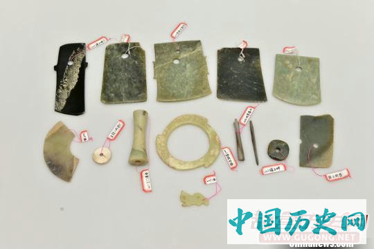 陕西神木石峁遗址集中出土百余片卜骨