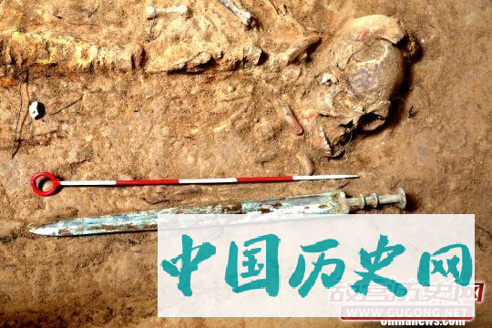 陕西发现秦人墓葬 出土完整铜剑及透明液体