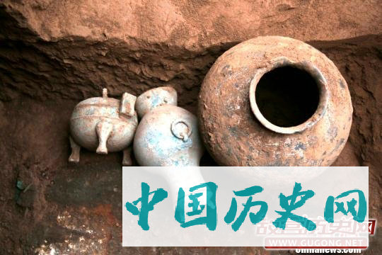 陕西发现秦人墓葬 出土完整铜剑及透明液体