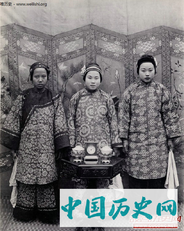 清末老照片：百年男子不雅照，皇宫长荒草