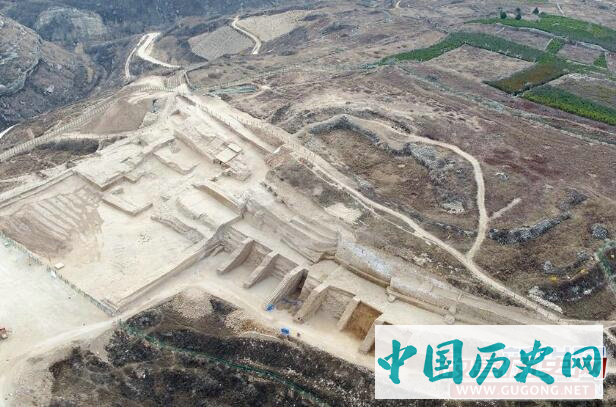 陕西石峁遗址发现距今4000年左右大型陶鹰