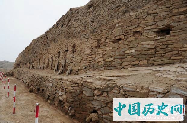 陕西石峁遗址发现距今4000年左右大型陶鹰