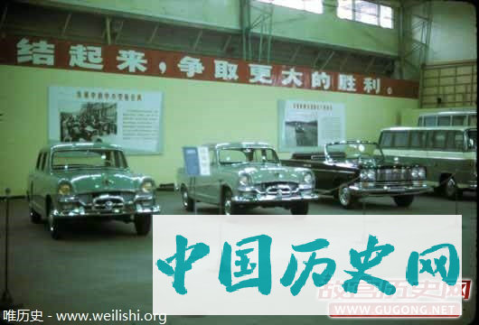 上海老照片：1972年上海顶级轿车展会上的车模