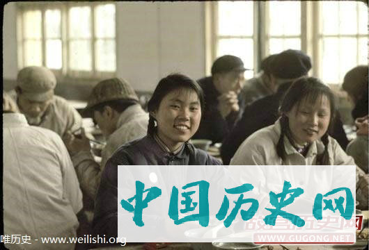 上海老照片：1972年上海顶级轿车展会上的车模