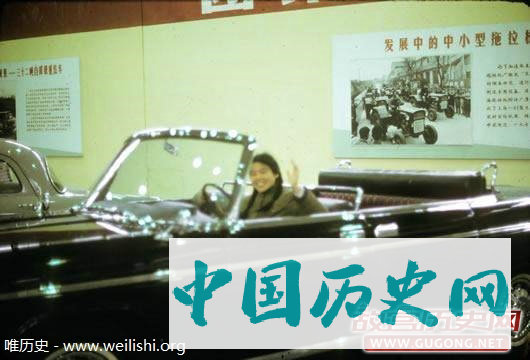 上海老照片：1972年上海顶级轿车展会上的车模