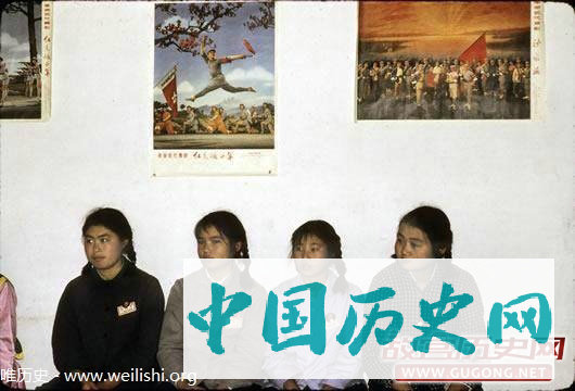 上海老照片：1972年上海顶级轿车展会上的车模