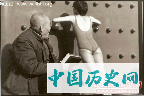 老照片：1970年代中国流行的透明泳装