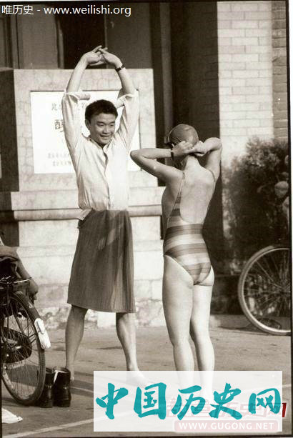 老照片：1970年代中国流行的透明泳装