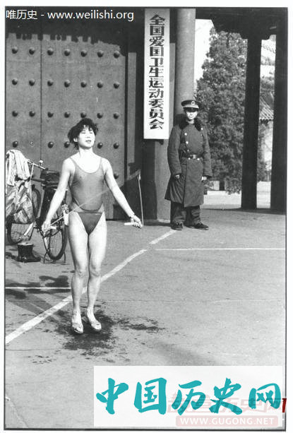 老照片：1970年代中国流行的透明泳装