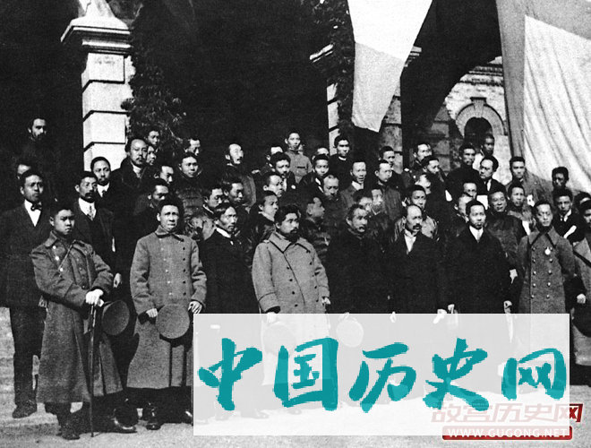 孙中山、黄兴等人在临时政府参议院合影
