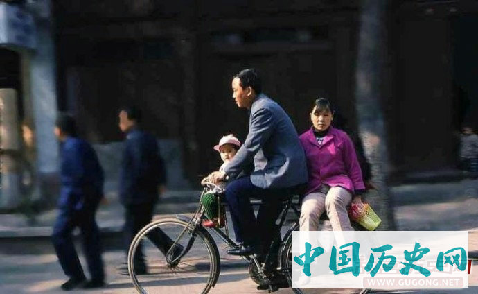 西安老照片：1987年的西安 各种街头小吃随处可见