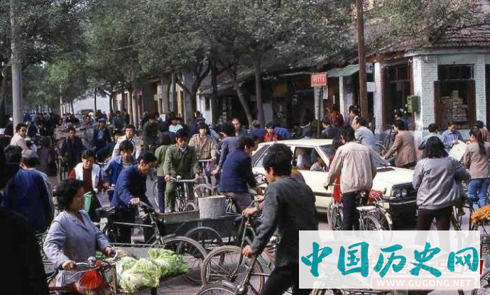 西安老照片：1987年的西安 各种街头小吃随处可见