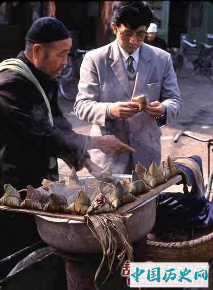 西安老照片：1987年的西安 各种街头小吃随处可见
