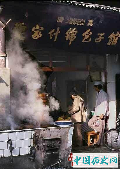 西安老照片：1987年的西安 各种街头小吃随处可见