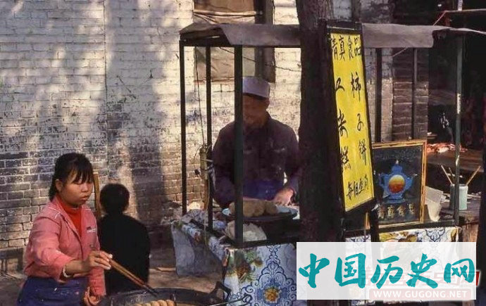 西安老照片：1987年的西安 各种街头小吃随处可见