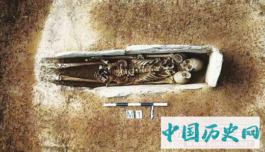 云南元谋发现墓葬群