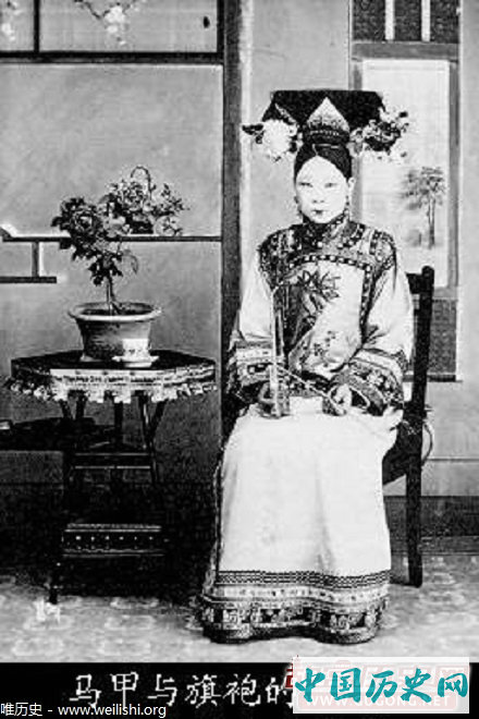 老照片：诰命妇人朝服