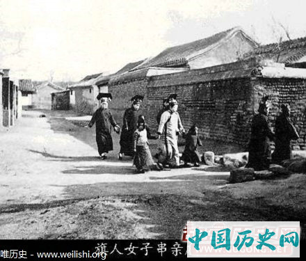 老照片：诰命妇人朝服