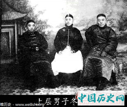 老照片：诰命妇人朝服
