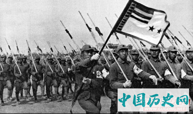 抗战老照片：日寇组织伪军阅兵用木棍当枪