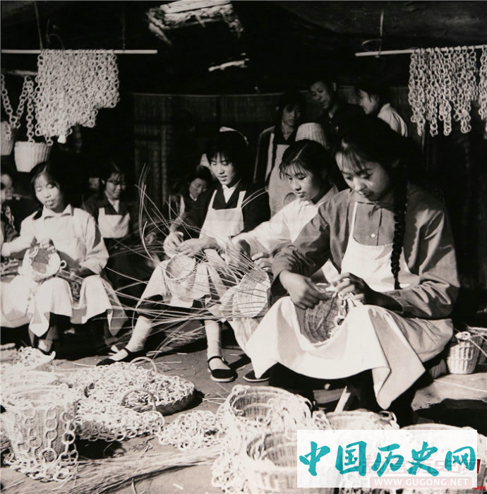 历史记忆：老照片中的“芳华”