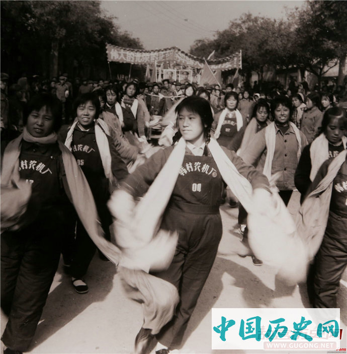 历史记忆：老照片中的“芳华”