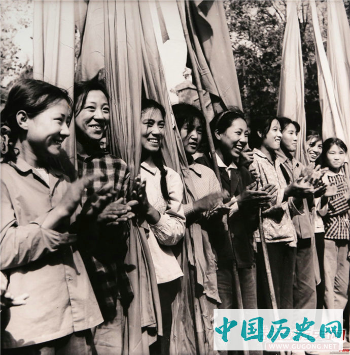 历史记忆：老照片中的“芳华”