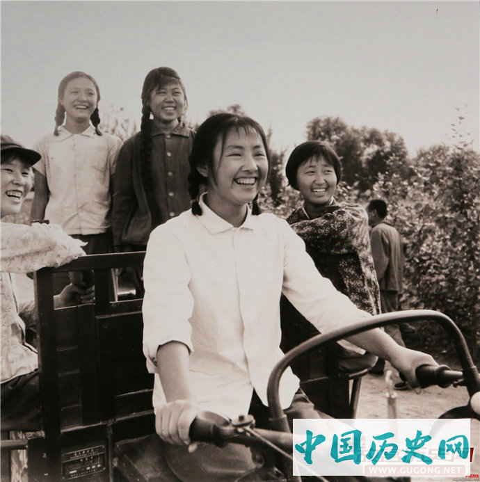历史记忆：老照片中的“芳华”