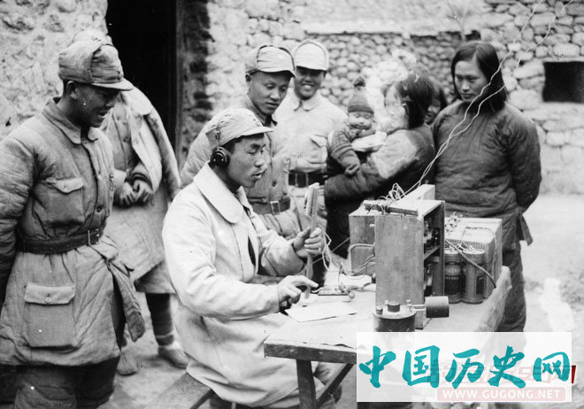 1943年，中共冀中军区无线电技术人员测试军用电台