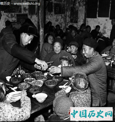 老照片：几十年前春节的热闹景象