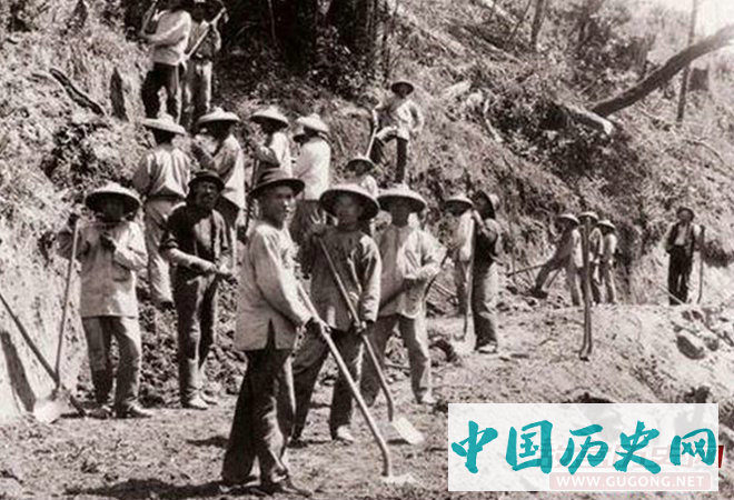 在美国修铁路的华工