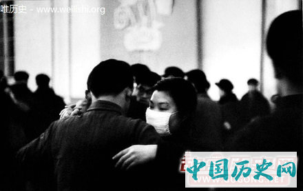 老照片：1950年代新人当众拥吻，女模特裸体