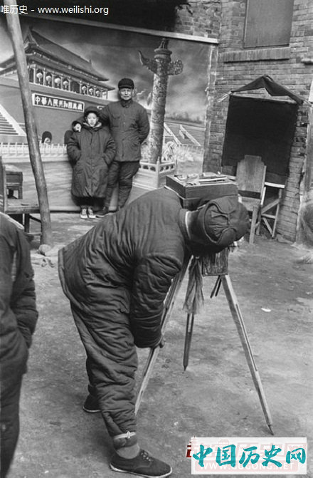 老照片：1950年代新人当众拥吻，女模特裸体