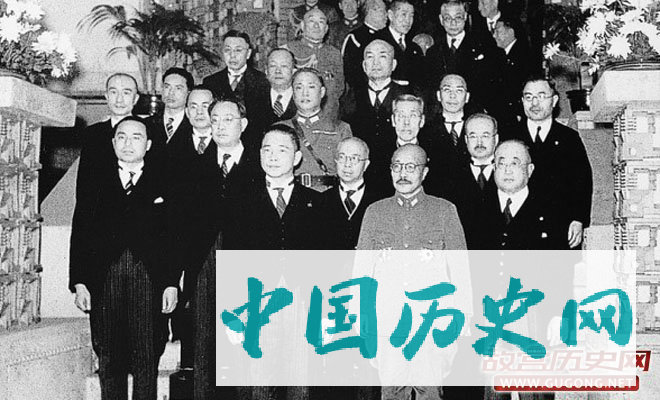 1942年12月23日，汪精卫与周隆庠（二排左一）、周佛海（二排左二）、徐良（二排左三）、梅思平（三排左一）、大东亚相青木一男（三排右一）等出席日本首相东条英机（前中）晚宴前合影。