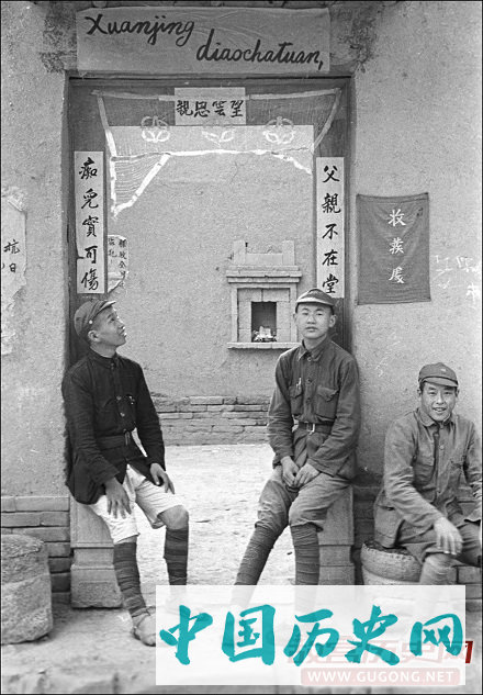 老照片：1940年投奔延安的男女大学生们