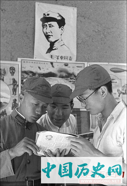 老照片：1940年投奔延安的男女大学生们