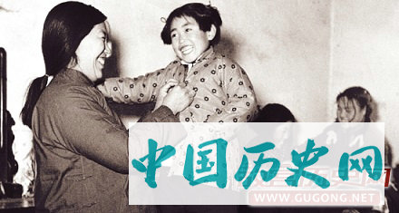 老照片：儿时过年时这样 当时很有年味