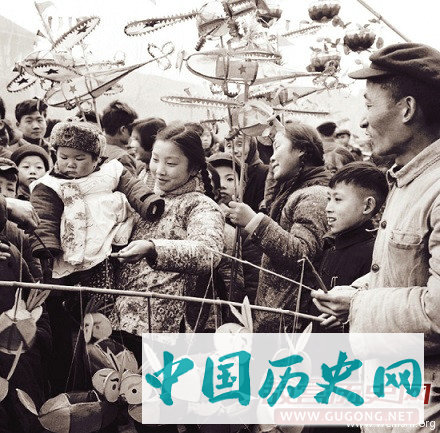 老照片：儿时过年时这样 当时很有年味