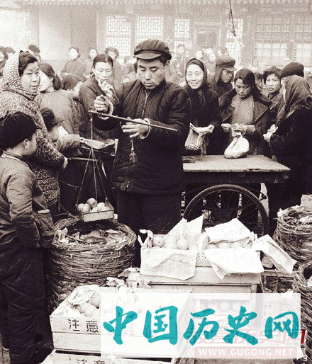 老照片：儿时过年时这样 当时很有年味