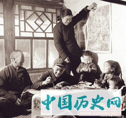 老照片：儿时过年时这样 当时很有年味