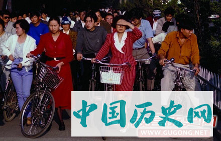 镜头下的三十年前：自行车泛滥，记账用算盘