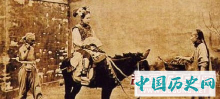 实拍清朝爱慕虚荣的妇女：喜欢拍照，最爱拍出奢华的模样