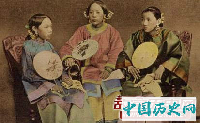 实拍清朝爱慕虚荣的妇女：喜欢拍照，最爱拍出奢华的模样
