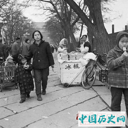 80年代老照片：1980年代北京老照片 车不多，房不贵